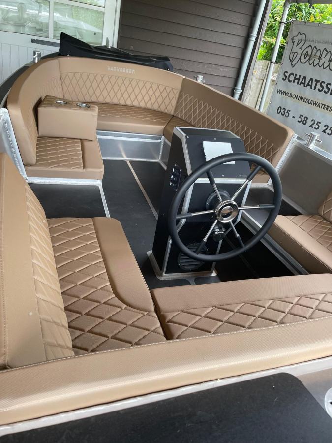Vanvossen elektrische sloep direcht varen