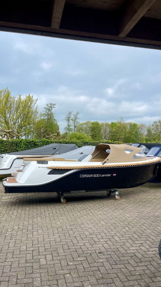 zwarte witte tender corsiva 6 meter