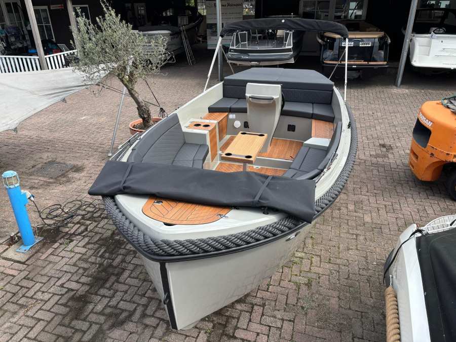 Corsiva 650 tender (13)