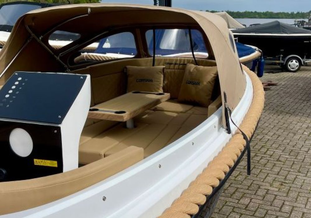 zwarte witte tender corsiva 6 meter varen loosdrecht
